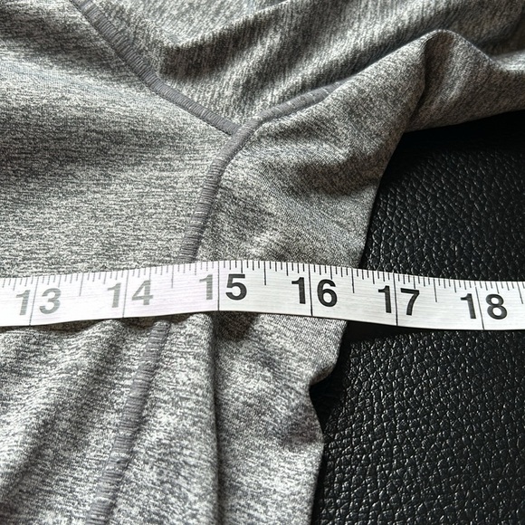 Athleta PACIFICA CONTOURED Grey HEATHER TEE UPF Swim Paddle Beach Sz S - Picture 12 of 13